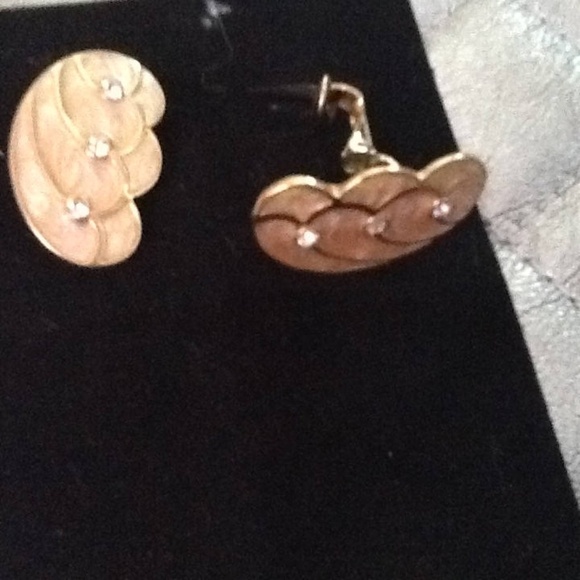 Kenneth J Lane earrings - large gold butterfly wings  in peach enamel and creamy - Picture 4 of 5